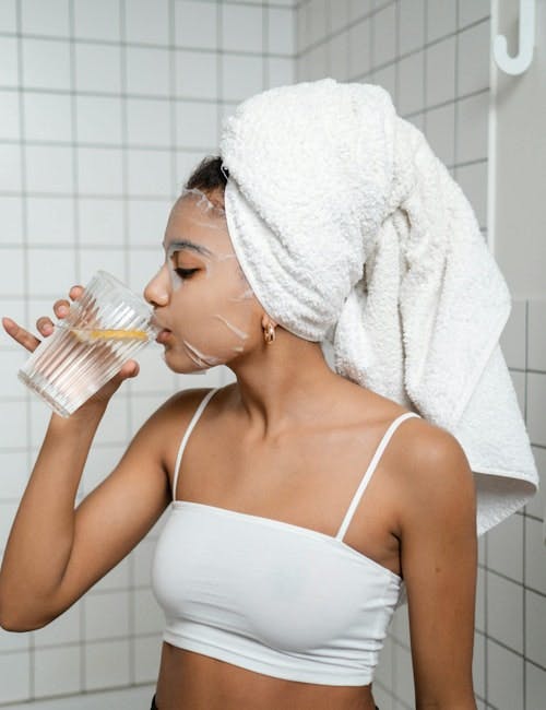Frau trinken face care bad wasser