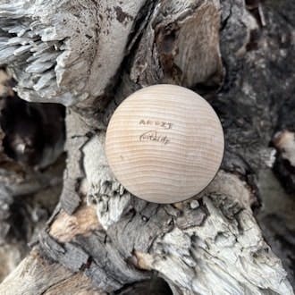 Klassischer Faszienball aus Holz