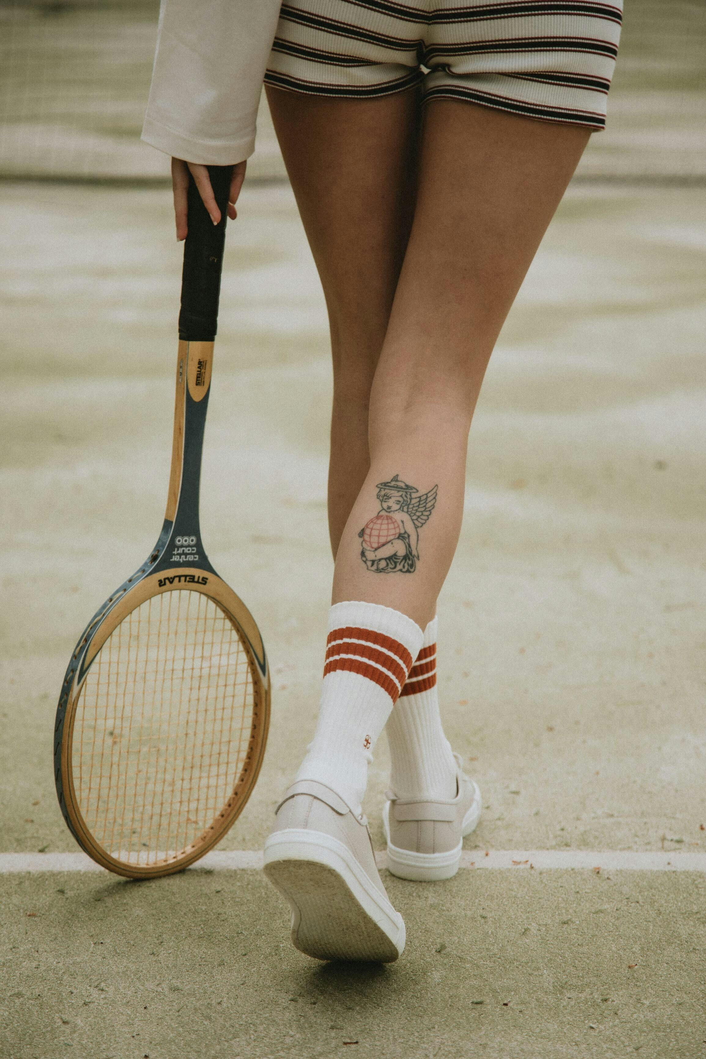 Frau mit Tennisschläger steht auf dem Tennisplatz