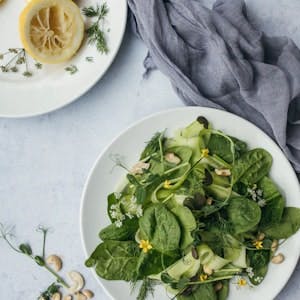 Salat aus Spinat mit Nüssen und einer Zitrone