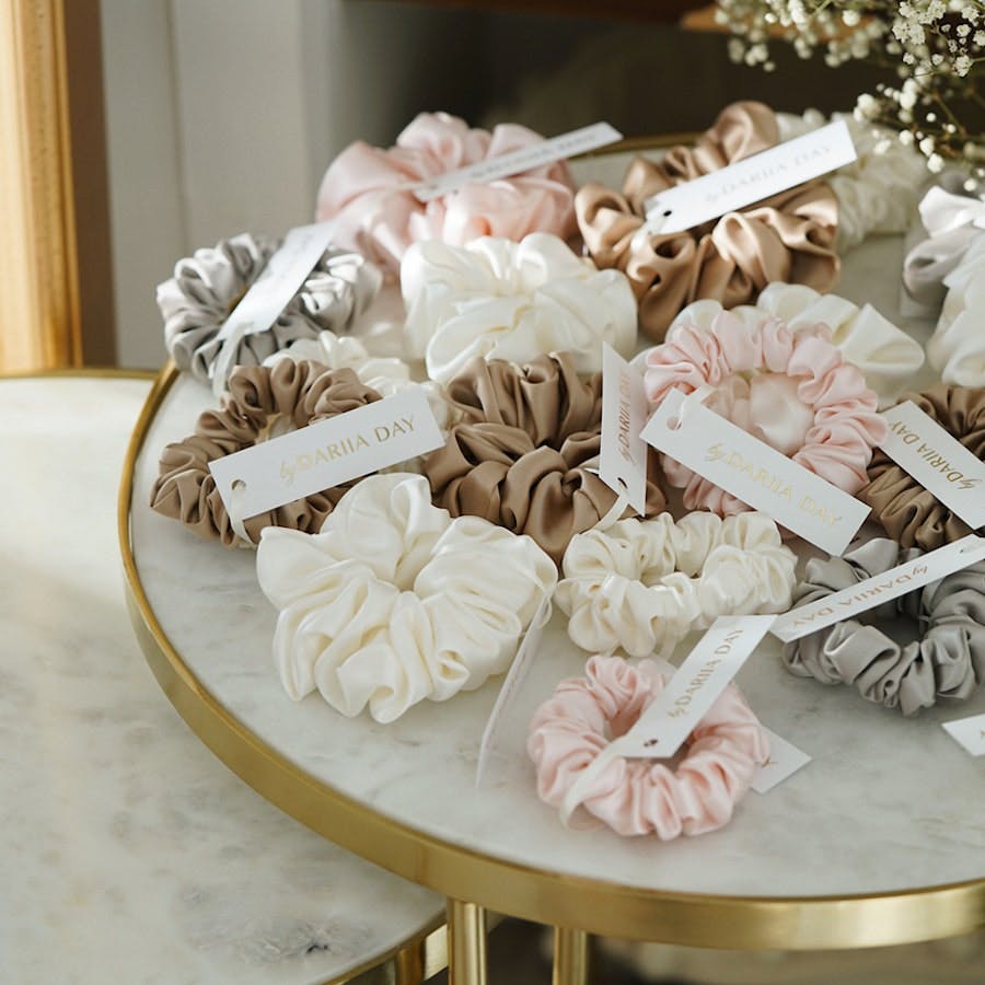 silk scrunchies dariia day stage bild table white pink