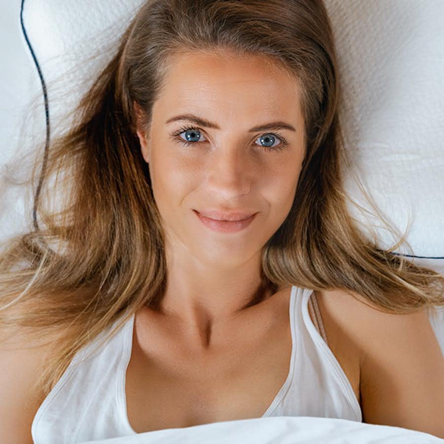 frau smiling smartsleep recovery pillow white
