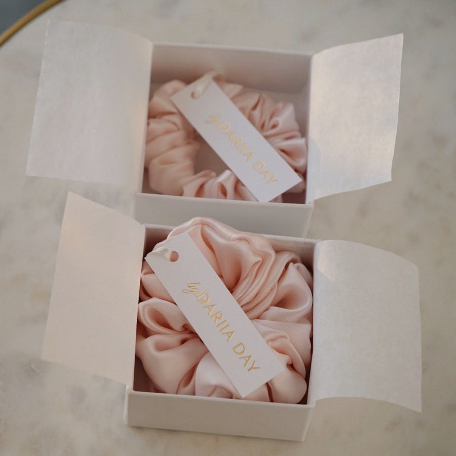 scrunchie silk dariia day moodbild pink table gold