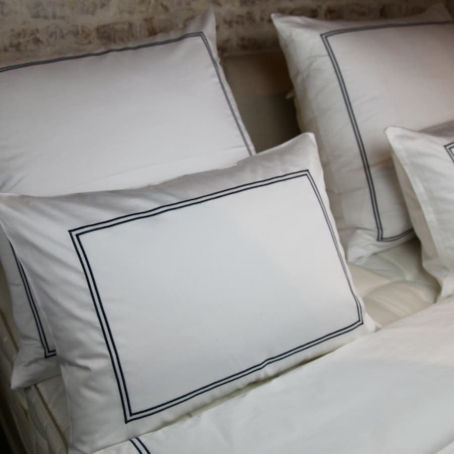 Bettwäsche-Set aus Baumwollperkal in Weiß / Blau Moodbild
