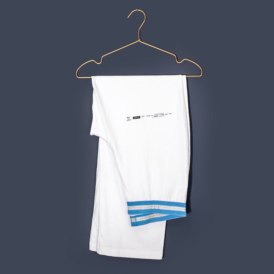 Onedaybaby Pyjama Pant in weiß blauer Hintergrund