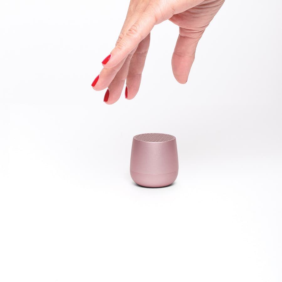 Lexon Mino+ Lautsprecher pink Hand