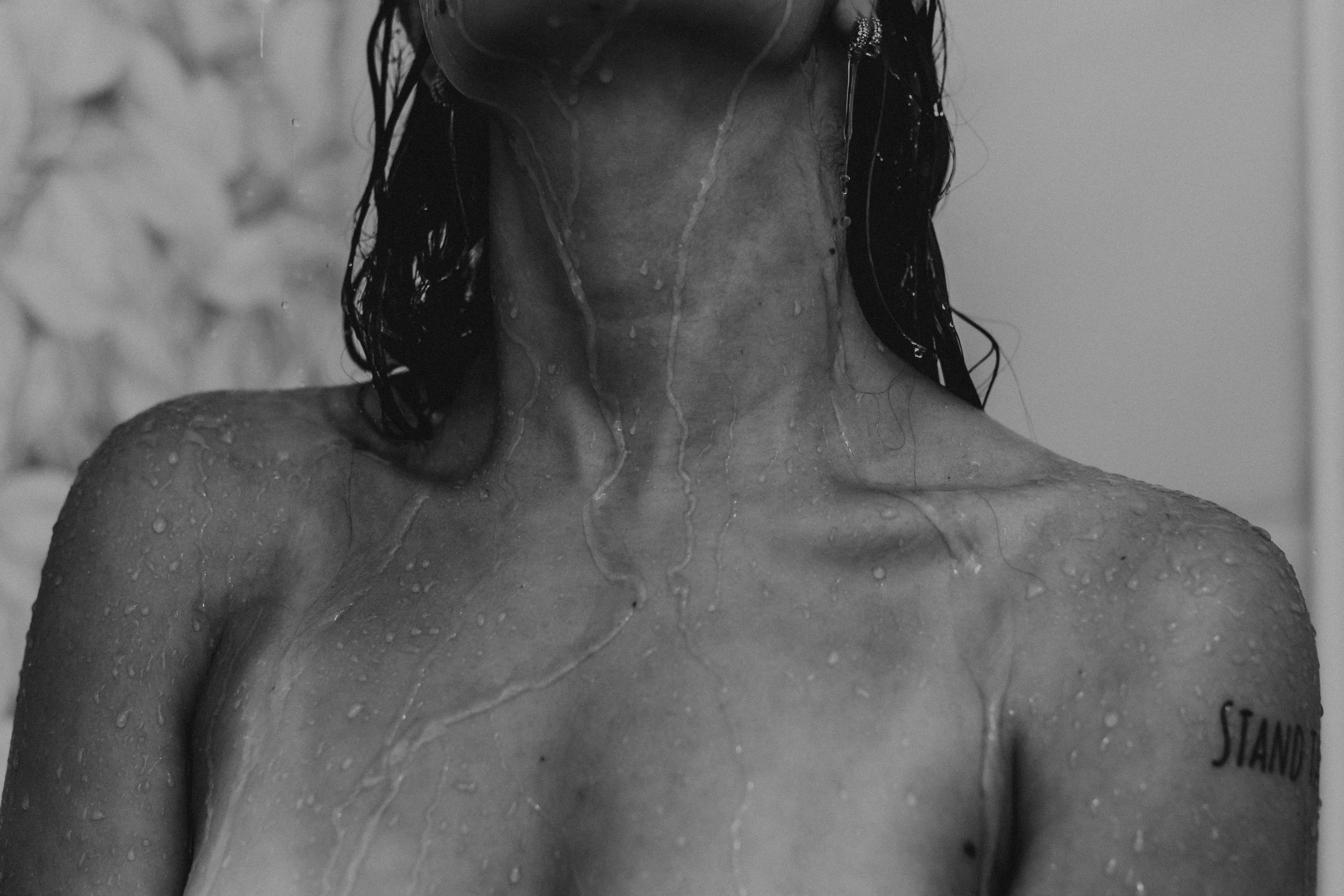 Duschen Frau schwarz weiß